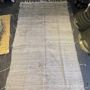 TAPIS EN LAINE NOIR ET BLANC